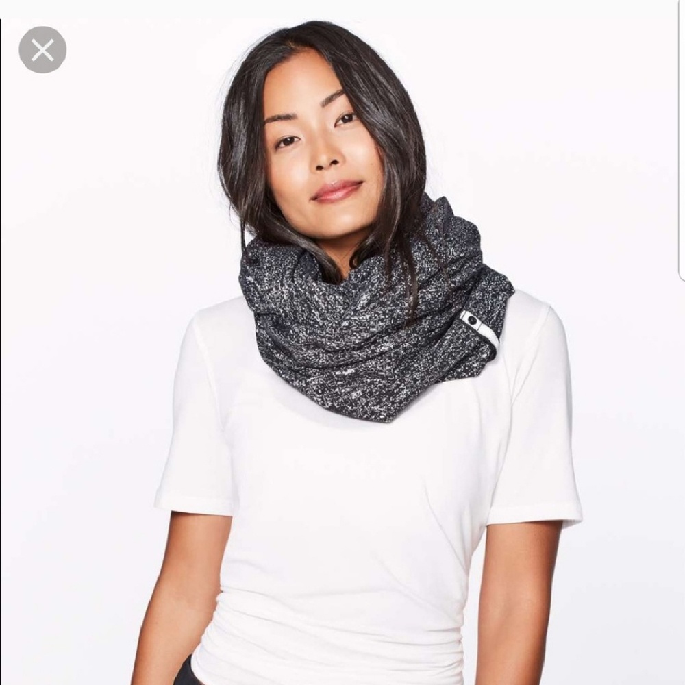 NWOT Vinyasa Scarf